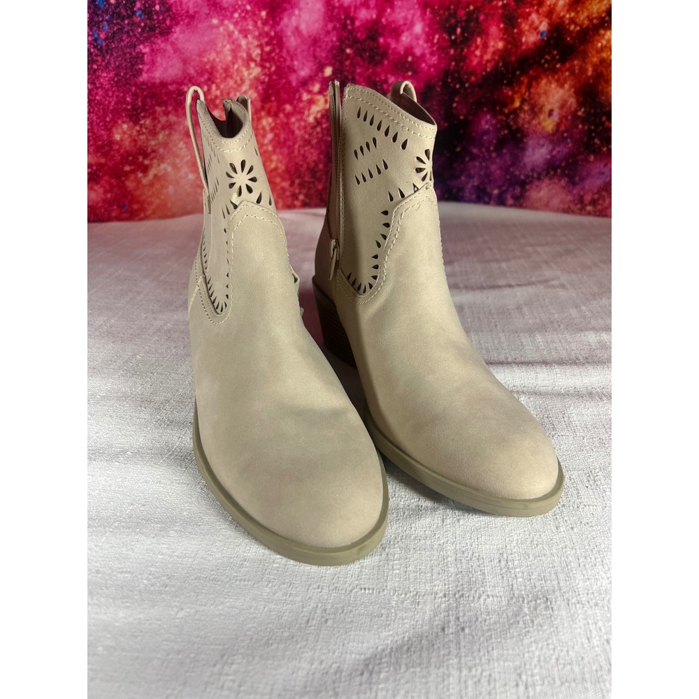 Maurices Jane Versatile Perf Boot Cream Perforated Ankle Booties Size 8M 227831